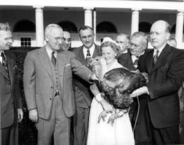 Kein Kostverächter: Präsident Harry S. Truman, von Angesicht zu Angesicht mit einem Truthahn. Quelle: Harry S. Truman Library and Museum.